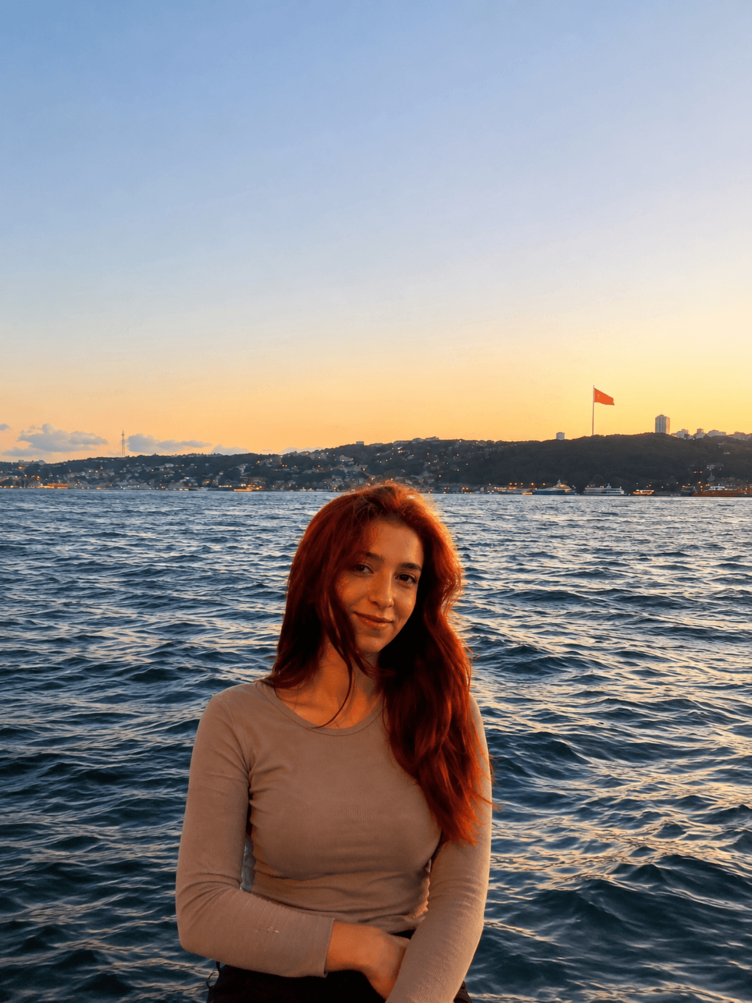 Büşra Albayrak İstanbul Boğazı manzarasında